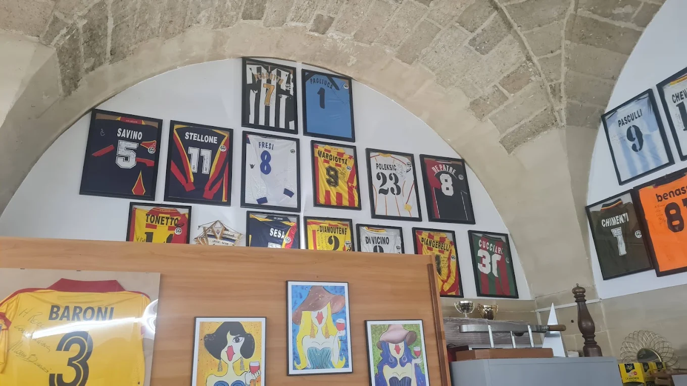 Parete storica con le maglie della squadra di Lecce